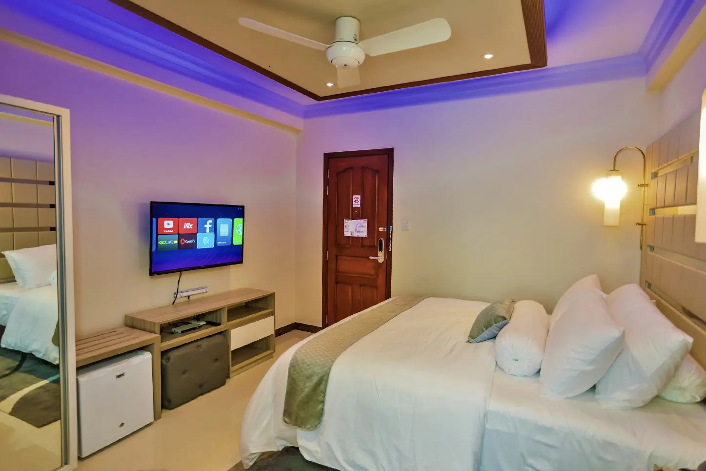 A modern hotel room provides a relaxing stay with its comfortable bed and contemporary amenities.